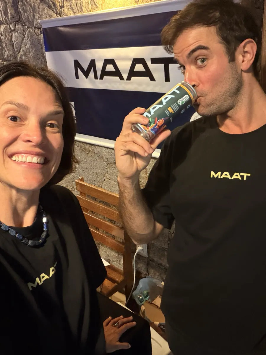 Julia e Lucas, fundadores da MAAT, com a lata na mão