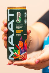 Mãos segurando uma lata gelada da MAAT de mate com limão