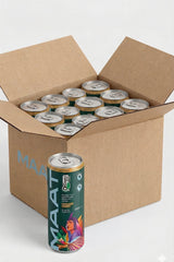 Caixa de papelão aberta cheia de latas da MAAT, com uma lata em pé na frente exibindo o rótulo