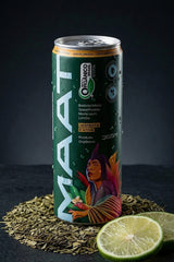 Lata gelada da MAAT sobre folhas de erva-mate seca, com metade de um limão ao lado