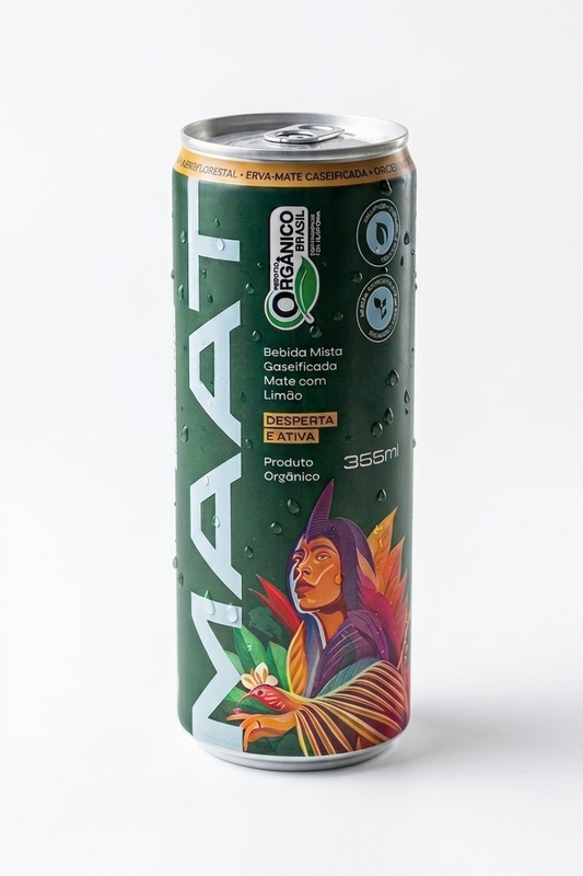 Lata da MAAT de mate com limão, vista de frente, com rótulo verde-floresta, selo Orgânico Brasil e arte indígena colorida