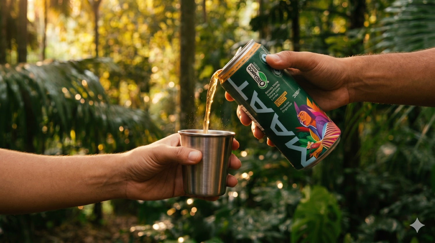 MAAT sendo servida em copo de inox na floresta